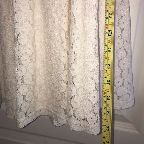 Simple lace dress - Picture 5 of 6